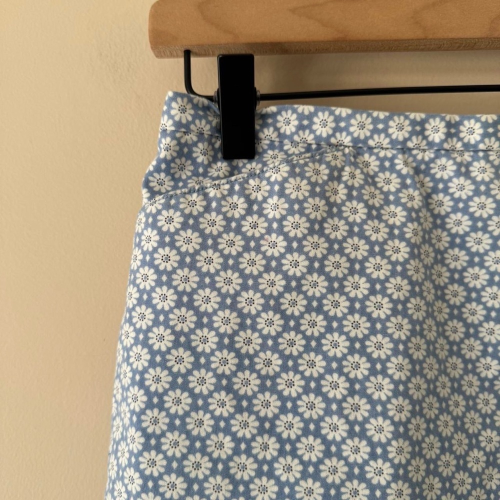 90s Tiny Daisy Blue White Skirt Petite 28” waist - Picture 2 of 6